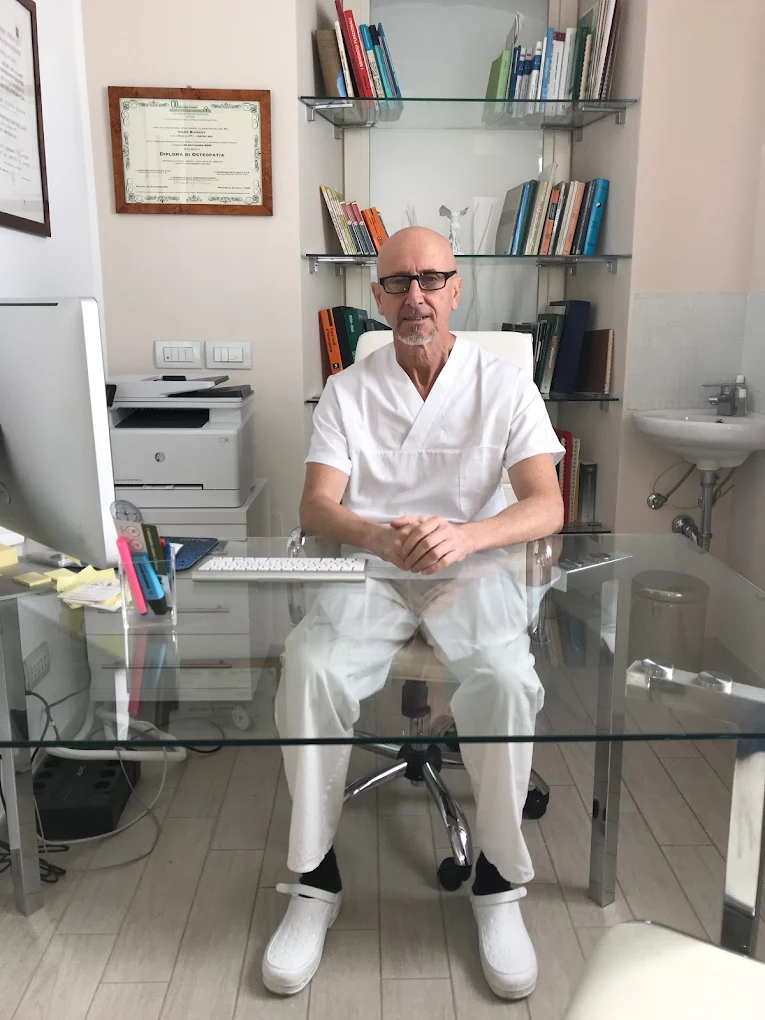 Ivano Bianchi, fisioterapista e osteopata, nel suo studio di Collodi